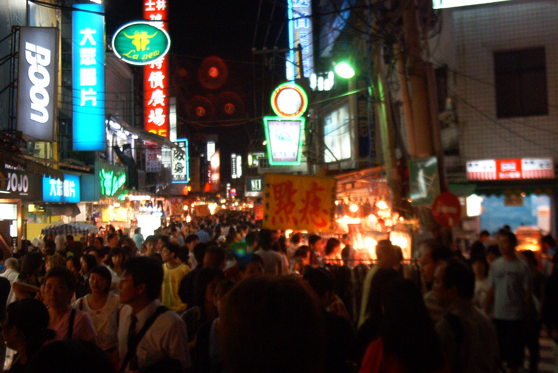Suasana pasar malam kuliner Taiwan yang menjadi ciri khas Michelin Guide Taiwan Bib Gourmand
