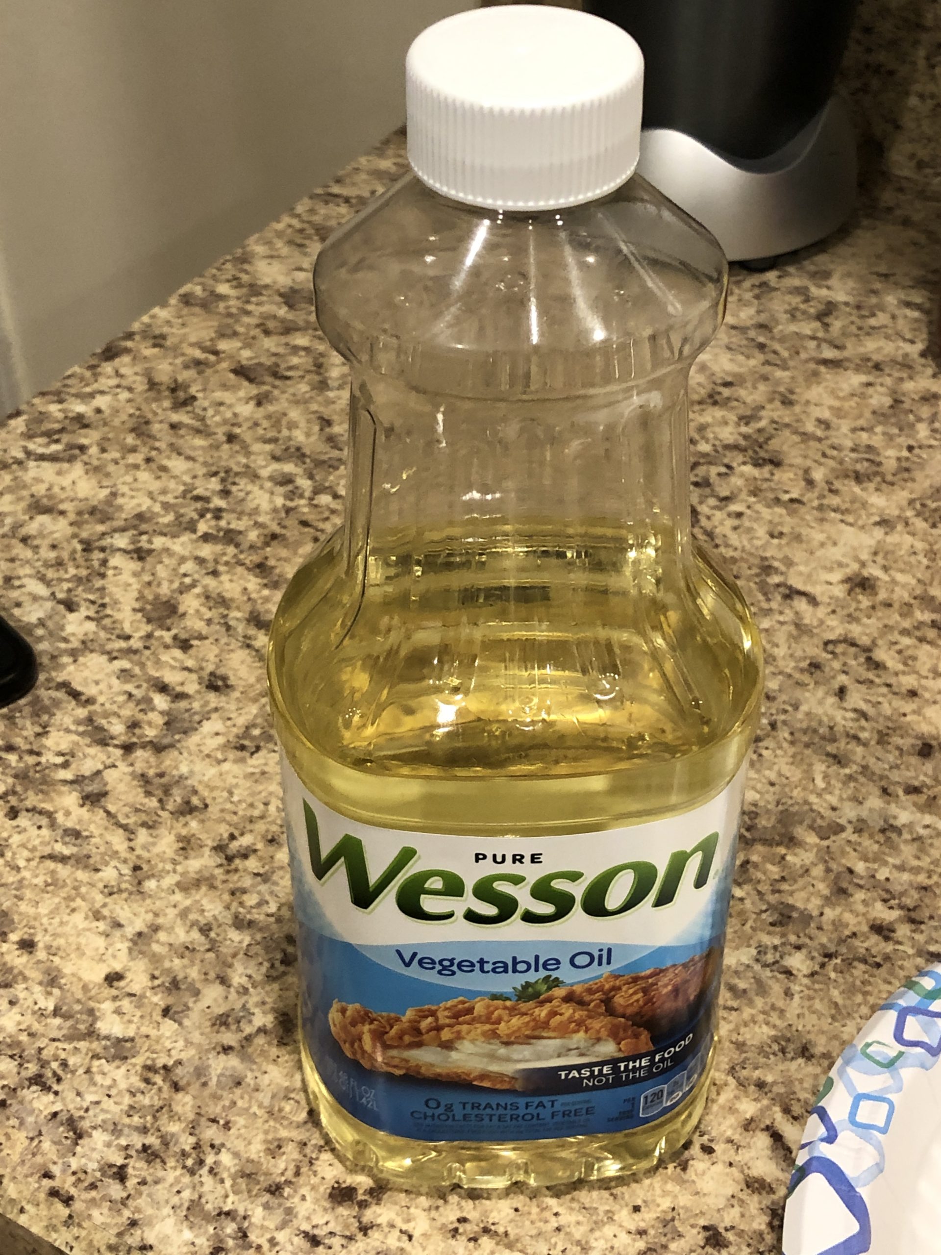 Botol minyak goreng di rak supermarket terkait skandal minyak goreng Taiwan