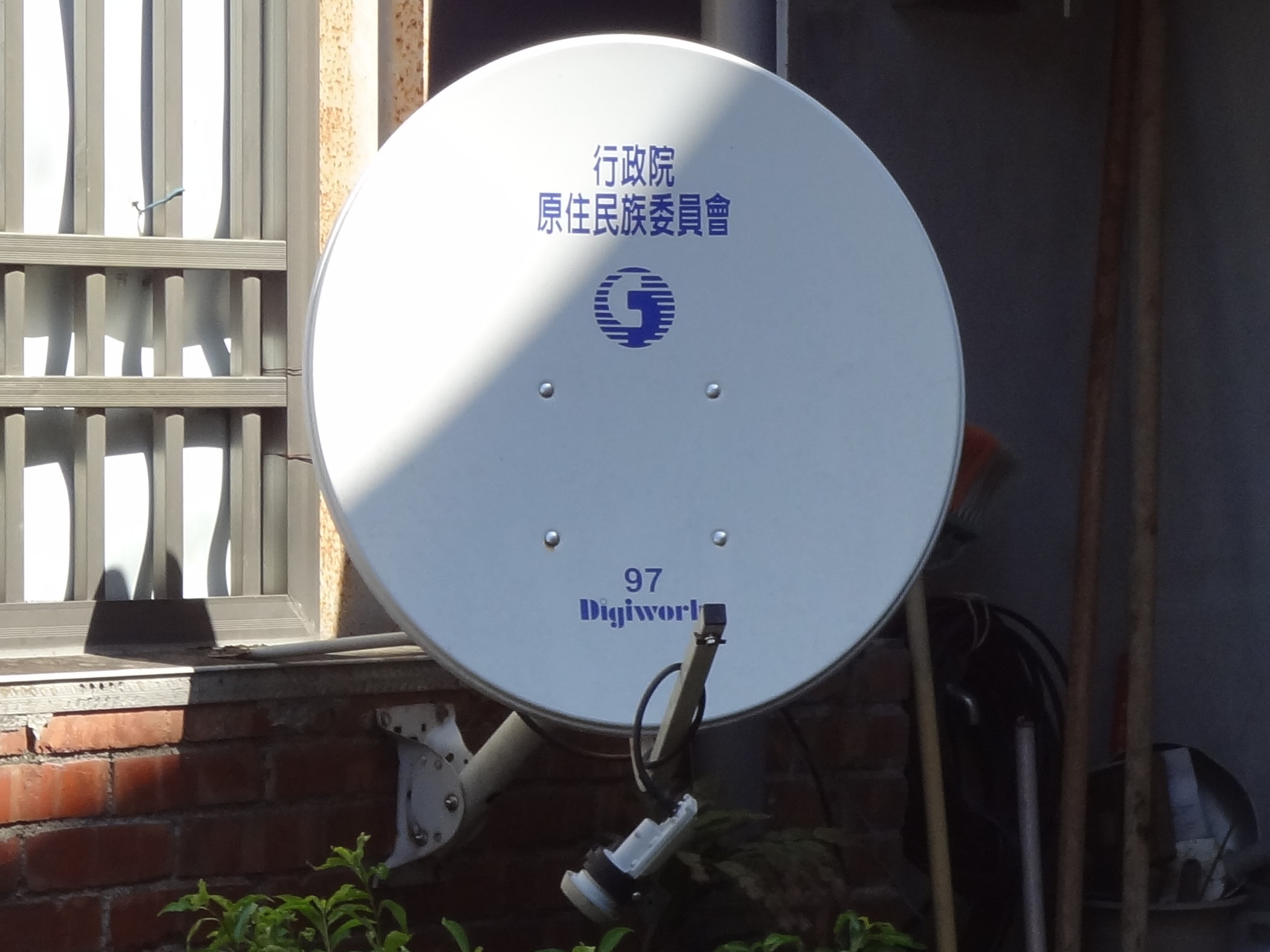 Antena penerima satelit di Taiwan terkait rencana masuknya Starlink Taiwan ke pasar telekomunikasi
