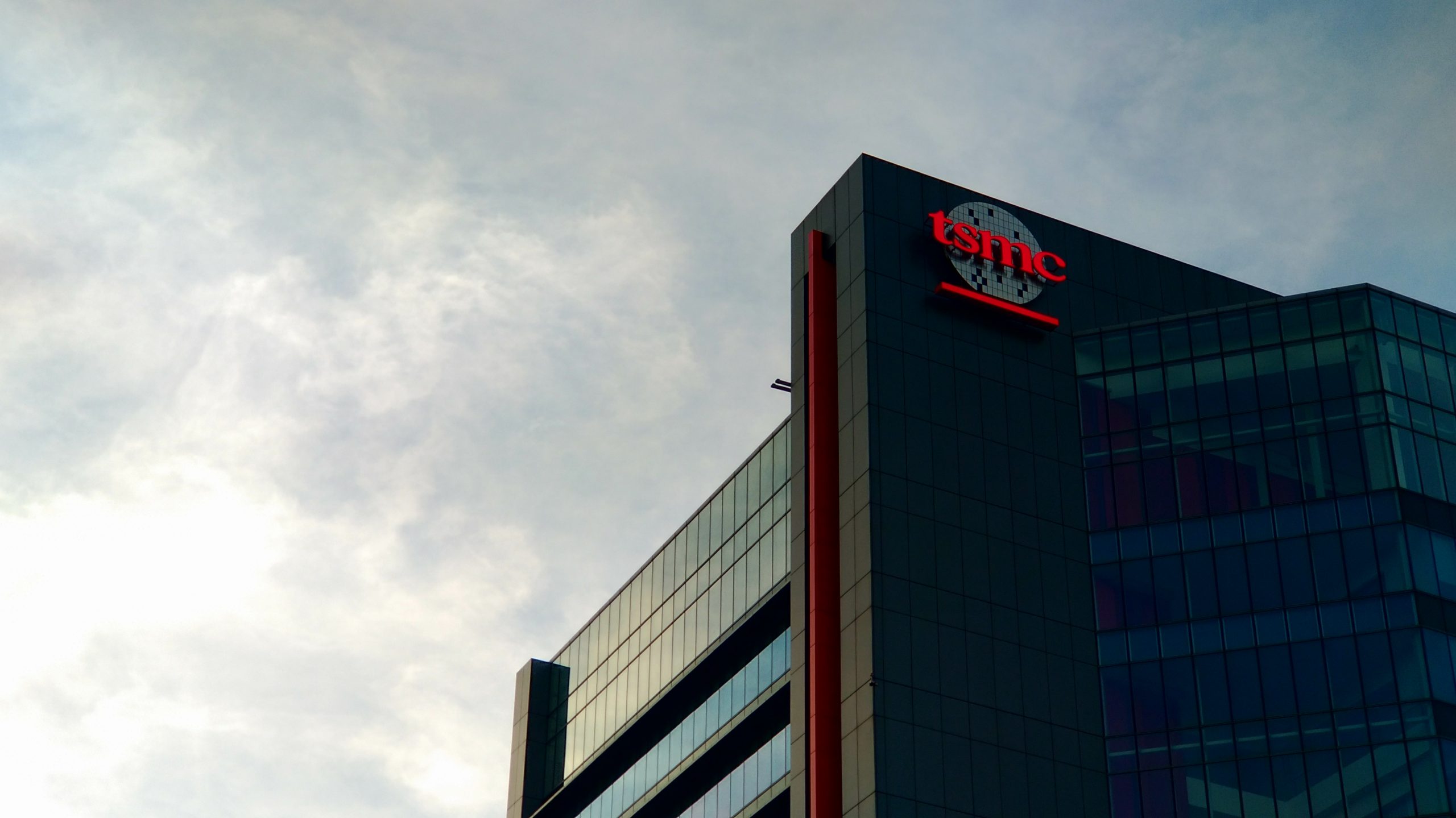 Logo TSMC pada gedung pabrik di Taichung, produsen chip yang memperbesar investasi TSMC AS