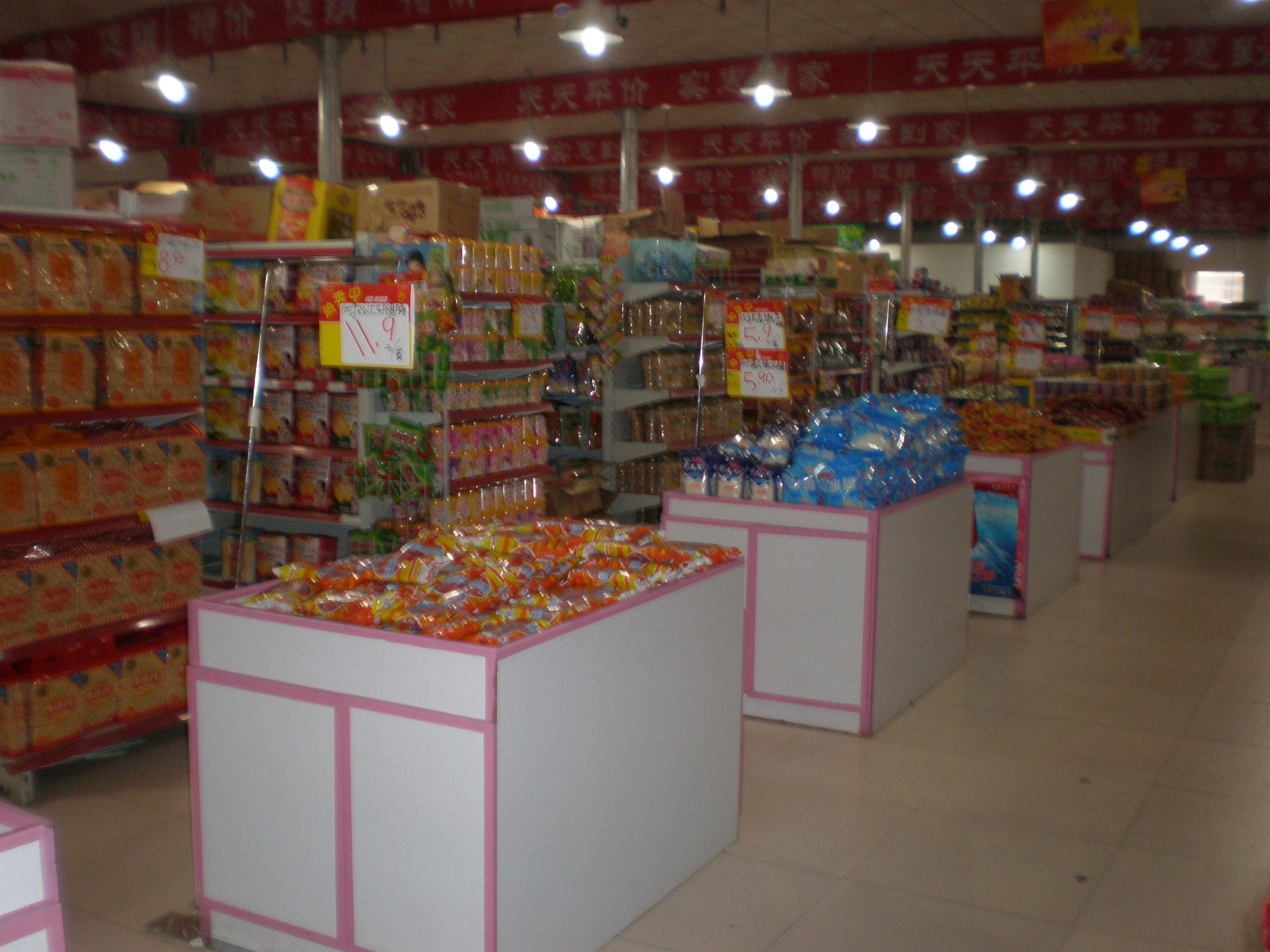 Lorong minyak goreng di supermarket Taiwan tempat produk terdampak sempat dijual