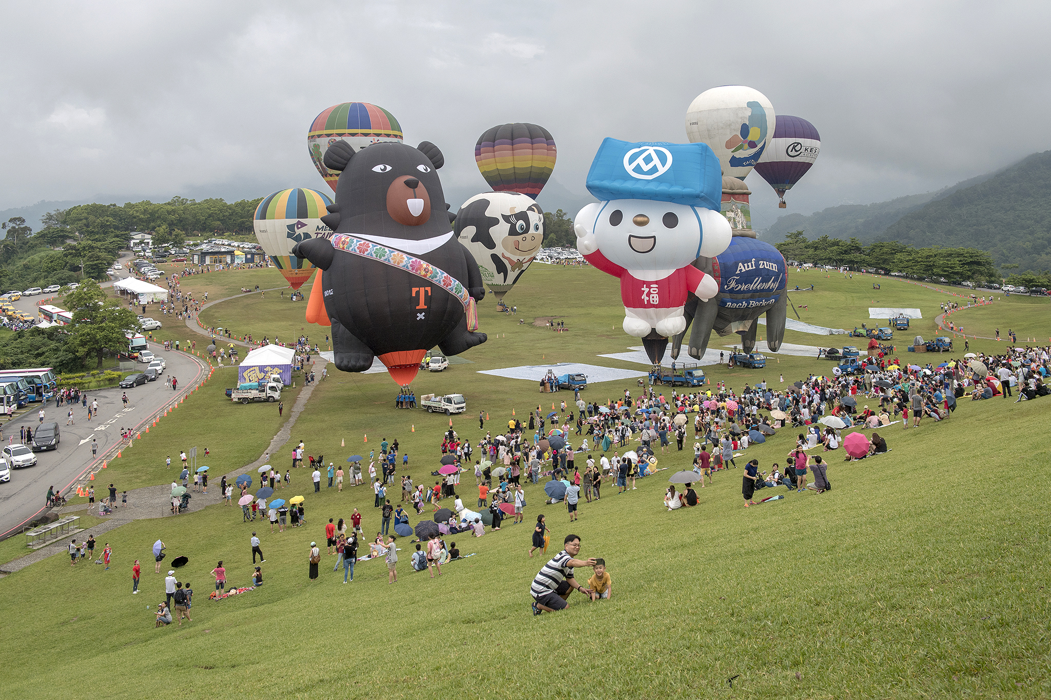 Wisatawan menyaksikan penerbangan balon udara tertambat di Dataran Tinggi Luye, Taitung, Taiwan