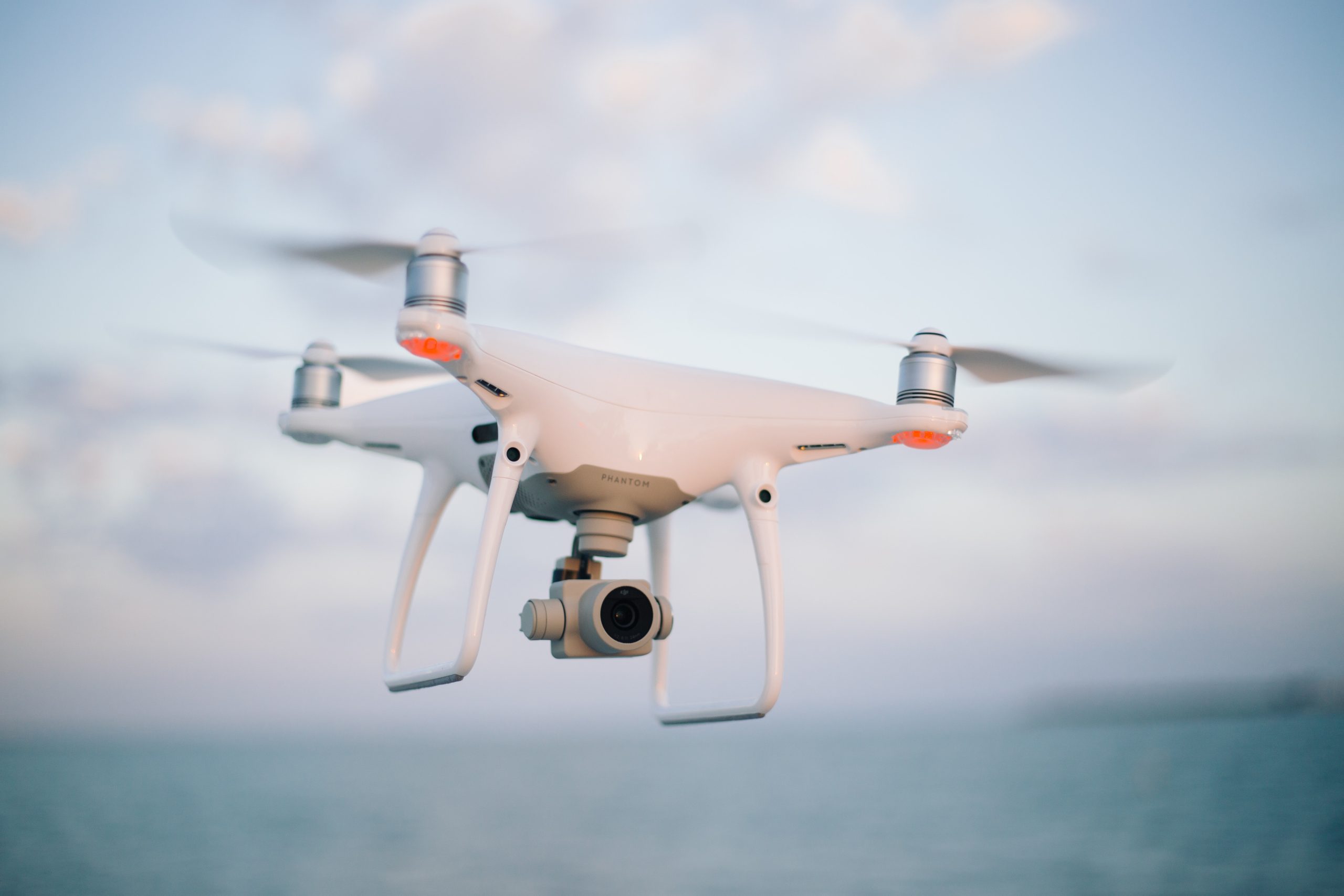 Drone quadcopter terbang untuk keperluan industri dan sipil