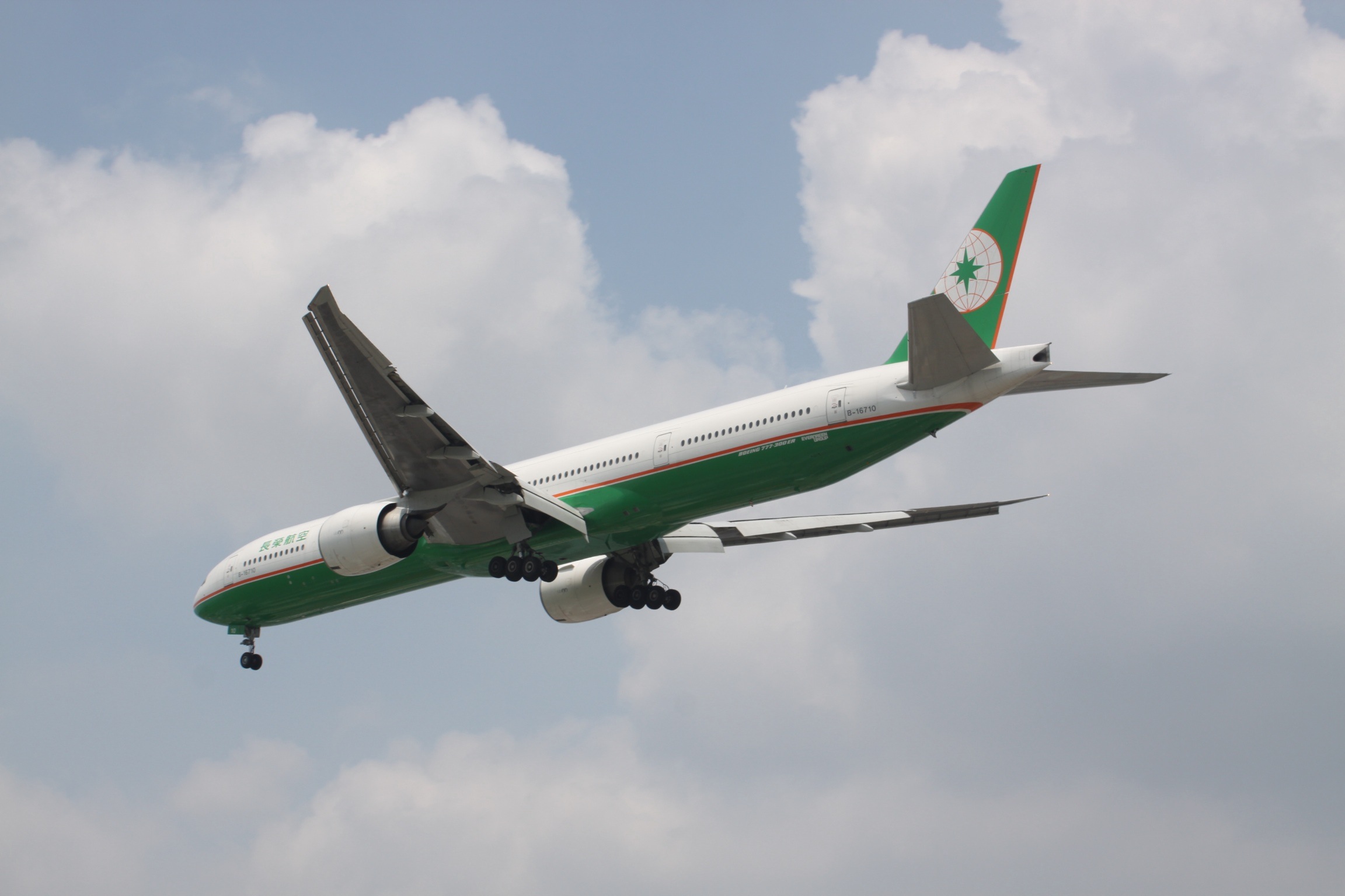 Pesawat EVA Air Boeing 777 yang membawa gelar maskapai internasional terbaik dunia 2026