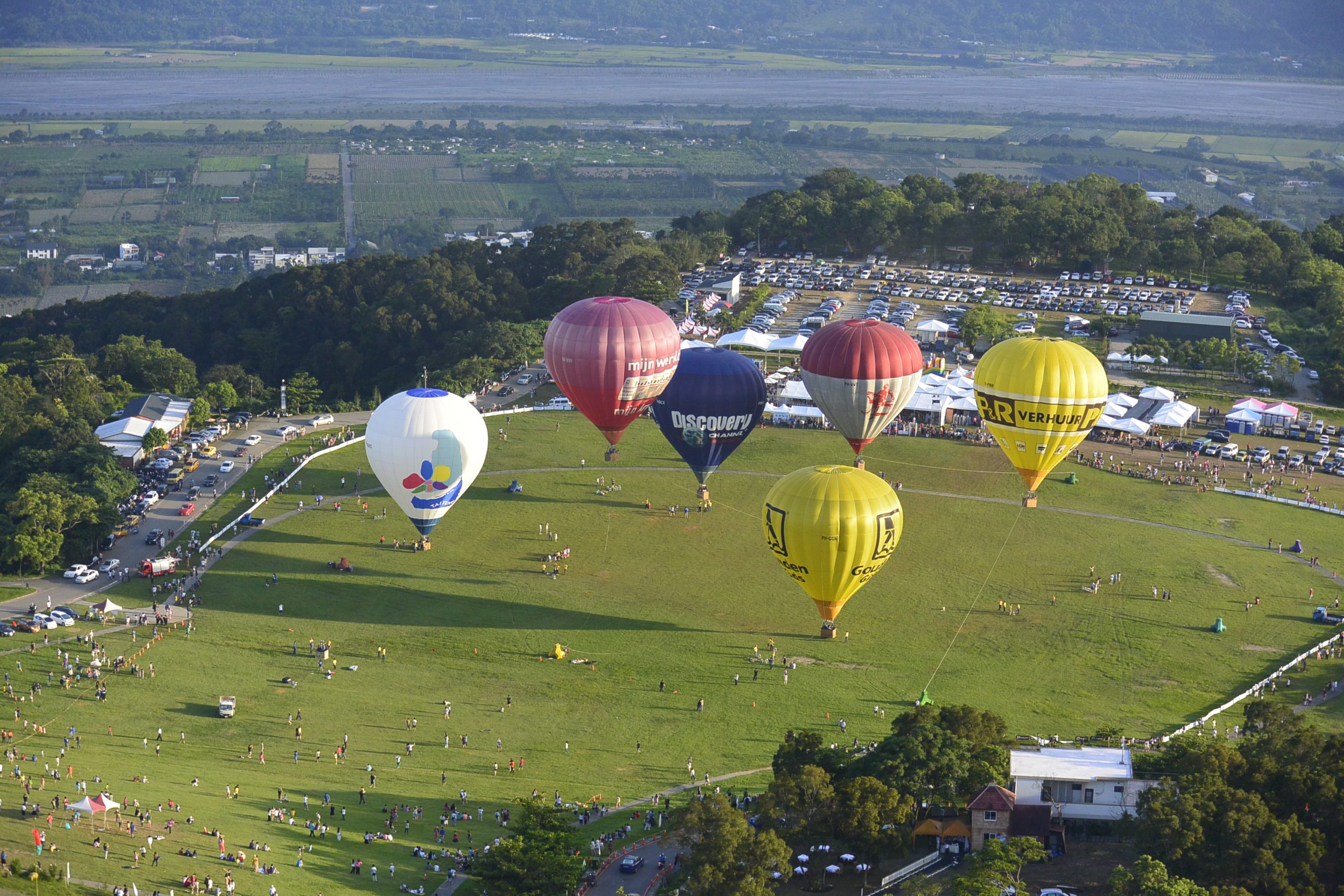Balon udara panas beterbangan di langit Luye Highland, Taitung, saat Festival Balon Internasional Taiwan