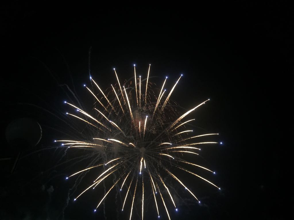 Pertunjukan kembang api malam hari di festival Penghu Taiwan