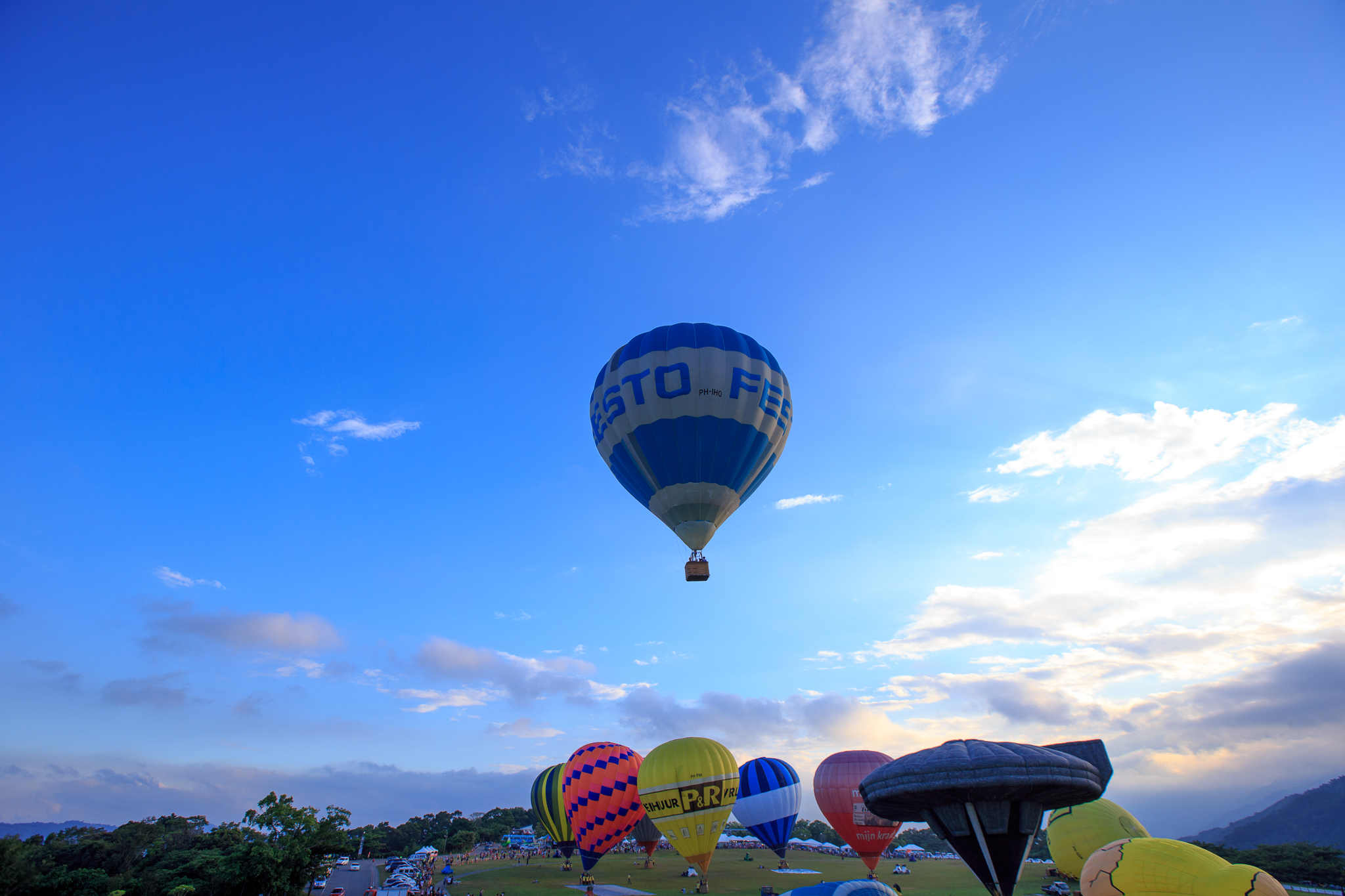 Pemandangan balon udara panas di dataran tinggi Luye, Taitung, destinasi wisata populer Taiwan saat musim panas