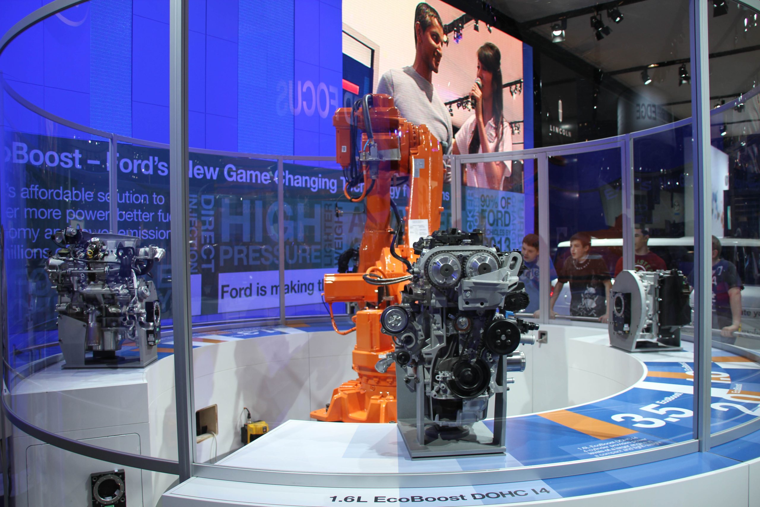 Robot Techman Taiwan di lengan lini produksi mobil Quanta Computer Jerman
