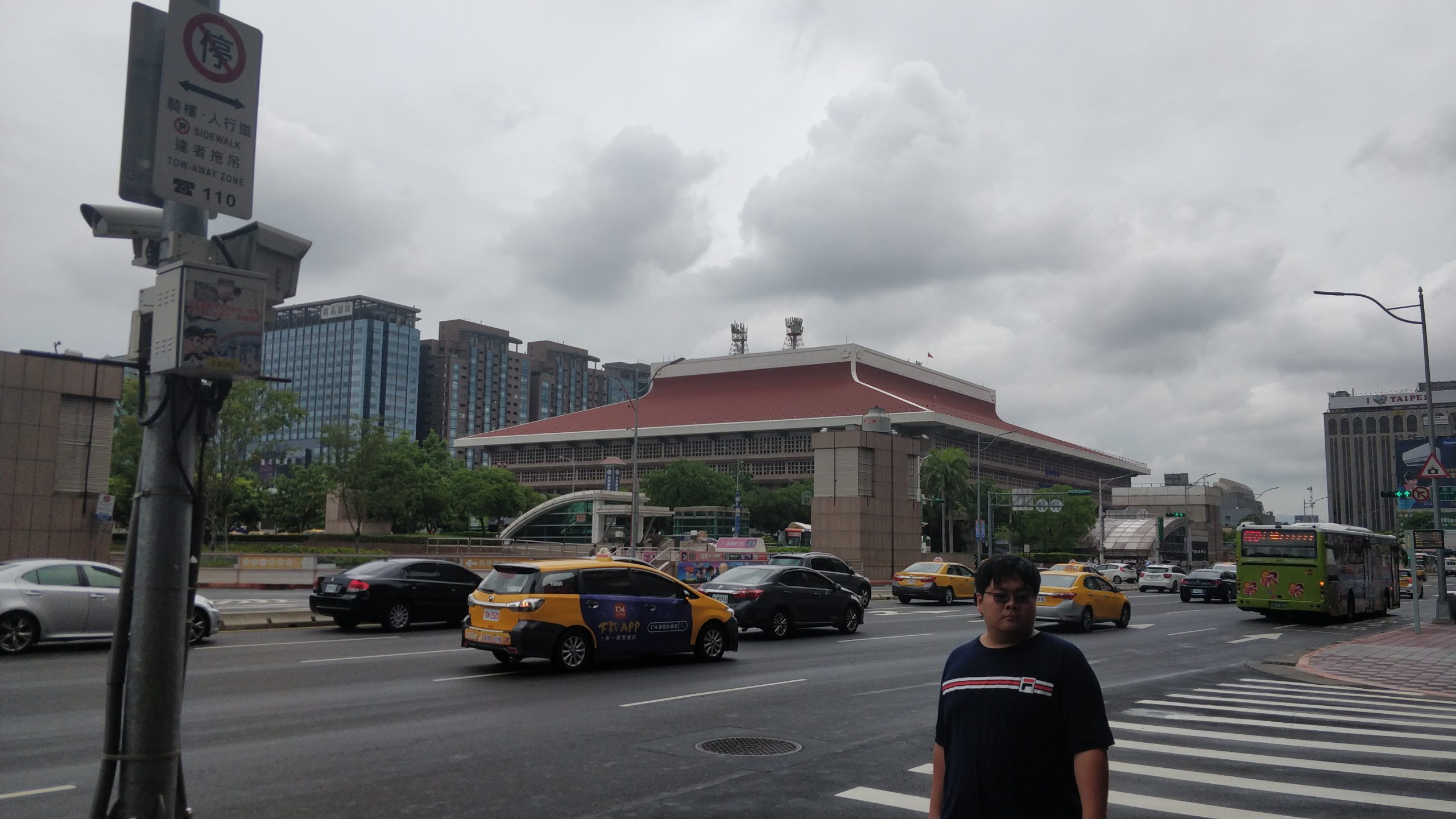 Suasana Taipei Main Station yang menjadi titik kumpul pekerja migran Indonesia, salah satu lokasi terdampak gangguan transportasi saat topan di Taiwan