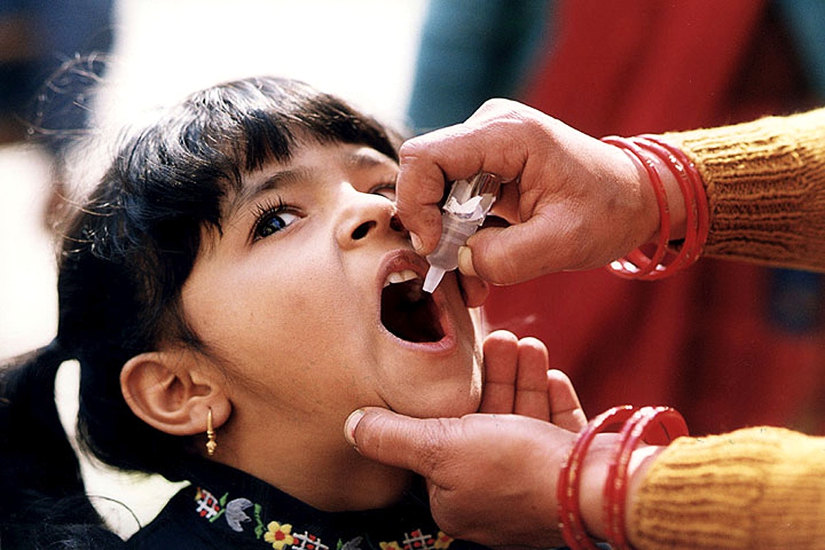 Pemberian vaksin rotavirus Taiwan secara oral kepada bayi